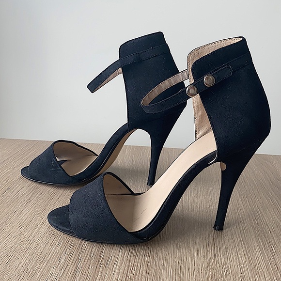 Suede Italian black heels 😍 size: 38 👠 - Picture 2 of 3